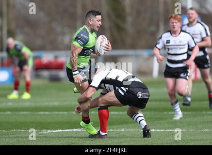 Rangi Chase von West Wales Raiders (links) wurde von Widnes Vikings' Matty Smith während des Betfred Challenge Cup-Spiels im Stebonheath Park, Llanelli, angegangen. Bilddatum: Sonntag, 21. März 2021. Stockfoto