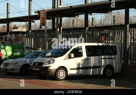 Taxistand vor dem Bahnhof in der Küstenstadt Von Calella an der Costa Brava in der Nähe von Barcelona in Katalonien Spanien EU 2019 Stockfoto