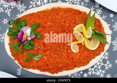 Gebackene Fischfilets in Karottensalat mit verschiedenen Gemüse auf einem dekorativen Tisch dekoriert, Draufsicht. Stockfoto