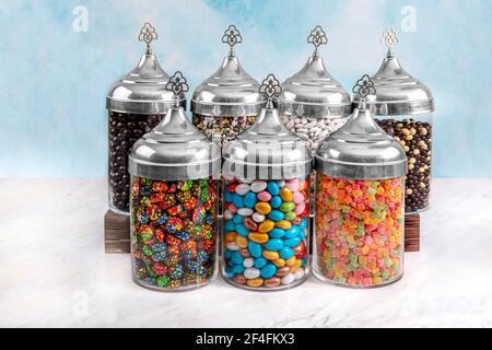 Gläser Mandel Bonbons, Marshmallows und Pralinen. Bunte traditionelle Süßigkeiten, Pralinen und türkische Köstlichkeiten in einer Glasschale auf weißem Hintergrund, Stockfoto