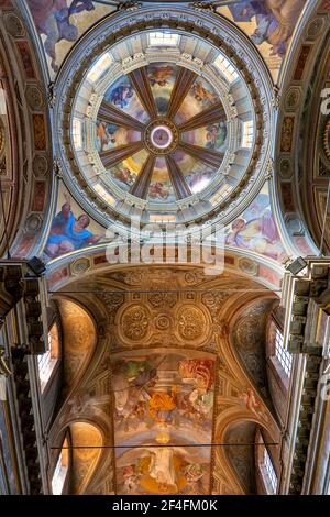 Decke mit Tonnengewölbe und Kuppel in der Kirche San Rocco (Chiesa di San Rocco alle Augusteo) in Rom, Italien Stockfoto