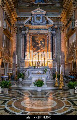 Barocker Hochaltar in der Kirche San Rocco (Chiesa di San Rocco all Augusteo) in Rom, Italien Stockfoto