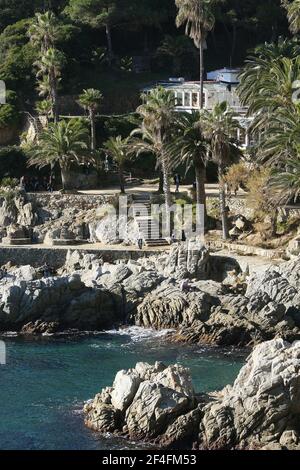 Eine felsige Bucht in der Küstenstadt Lloret de Mar an der Costa Brava in der Nähe von Calella in Katalonien Spanien EU 2019 Stockfoto
