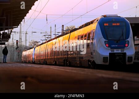 Nahverkehrszug am Bahnhof Oberbarmen im Abendlicht, Wuppertal, Bergisches Land, Nordrhein-Westfalen, Deutschland Stockfoto