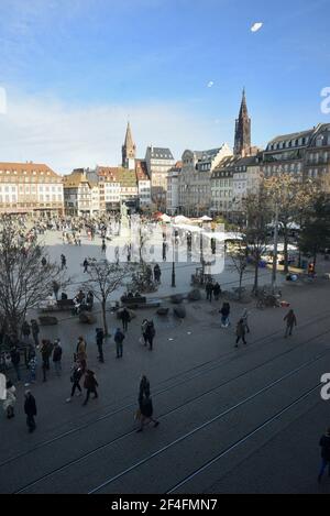 Am 20. März, dem Frühlingstag, gehen junge Leute, Studenten, Familien in die Stadt, um einzukaufen und spazieren zu gehen. Während der Krise des Covid 19 - Coronavirus, muss die Bevölkerung Spaß haben, um etwas frische Luft zu bekommen, um zu Fuß herum. In einer Zeit, in der einige Regionen wieder eingeengt sind, entgeht der Niederrhein den neuen Straffungsmaßnahmen. 20. März 2021, in Straßburg Nordostfrankreich. Foto von Nicolas Roses/ABACAPRESS.COM Stockfoto