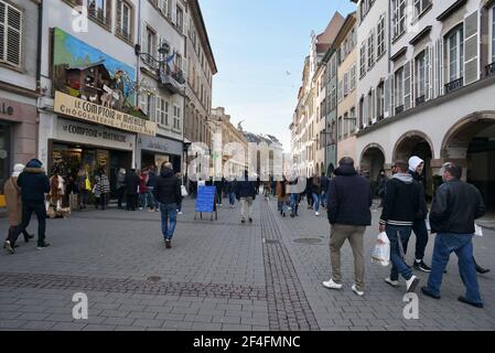 Am 20. März, dem Frühlingstag, gehen junge Leute, Studenten, Familien in die Stadt, um einzukaufen und spazieren zu gehen. Während der Krise des Covid 19 - Coronavirus, muss die Bevölkerung Spaß haben, um etwas frische Luft zu bekommen, um zu Fuß herum. In einer Zeit, in der einige Regionen wieder eingeengt sind, entgeht der Niederrhein den neuen Straffungsmaßnahmen. 20. März 2021, in Straßburg Nordostfrankreich. Foto von Nicolas Roses/ABACAPRESS.COM Stockfoto