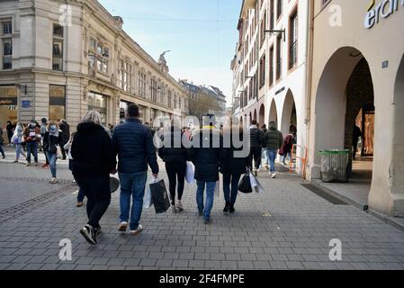 Am 20. März, dem Frühlingstag, gehen junge Leute, Studenten, Familien in die Stadt, um einzukaufen und spazieren zu gehen. Während der Krise des Covid 19 - Coronavirus, muss die Bevölkerung Spaß haben, um etwas frische Luft zu bekommen, um zu Fuß herum. In einer Zeit, in der einige Regionen wieder eingeengt sind, entgeht der Niederrhein den neuen Straffungsmaßnahmen. 20. März 2021, in Straßburg Nordostfrankreich. Foto von Nicolas Roses/ABACAPRESS.COM Stockfoto