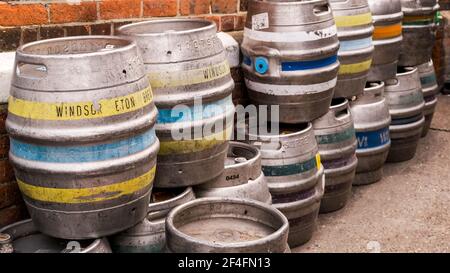 Epsom London UK, March21 2021, leere Kegs oder Fässer Bier, die vor einem Wetherspoon Pub gelagert werden Stockfoto