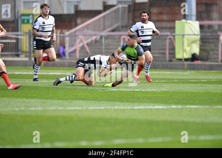 Llanelli, Wales, Großbritannien. März 2021, 21st. Llanelli, Großbritannien. März 2021, 21st. Rangi Chase (7) von West Wales Raiders wird am 3/21/2021 von Jack Owens (1) von Widnes Vikings in Llanelli, Großbritannien, in Angriff genommen. (Foto von Craig Thomas/News Images/Sipa USA) Quelle: SIPA USA/Alamy Live News Stockfoto