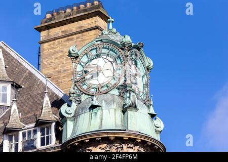 Newcastle upon Tyne Großbritannien: 13th. März 2021: Grainger Street Gray's Monument. Nahaufnahme des Gebäudedekor und Uhrenturm. Emerson Chambers Newcastle (Wasser Stockfoto