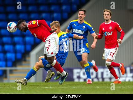 Charlton Athletic's Diallang Jaiyesimi (links) und Jaako Oksanen von AFC Wimbledon kämpfen während des Sky Bet League One Spiels in Plough Lane, London, um den Ball. Bilddatum: Samstag, 20. März 2021. Stockfoto