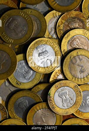 Indische Münzen Bilder. Münzen in Indien werden derzeit in Stückelungen von einer Rupie, zwei Rupien und fünf Rupien, 10 Rupien ausgegeben. Stockfoto