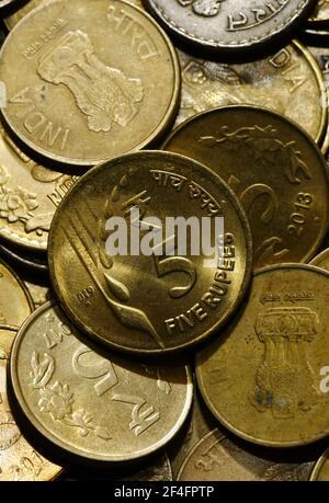 Indische Münzen Bilder. Münzen in Indien werden derzeit in Stückelungen von einer Rupie, zwei Rupien und fünf Rupien, 10 Rupien ausgegeben. Stockfoto