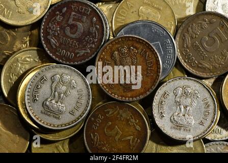 Indische Münzen Bilder. Münzen in Indien werden derzeit in Stückelungen von einer Rupie, zwei Rupien und fünf Rupien, 10 Rupien ausgegeben. Stockfoto