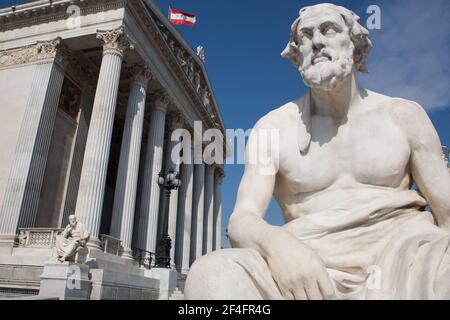 Statue des griechischen Philosophen Thukydides vor dem Parlamentsgebäude in Wien, Österreich Stockfoto