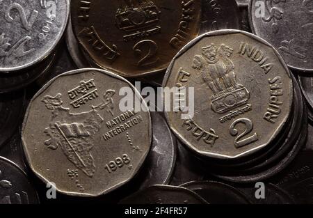 Indische Münzen Bilder. Münzen in Indien werden derzeit in Stückelungen von einer Rupie, zwei Rupien und fünf Rupien, 10 Rupien ausgegeben. Stockfoto