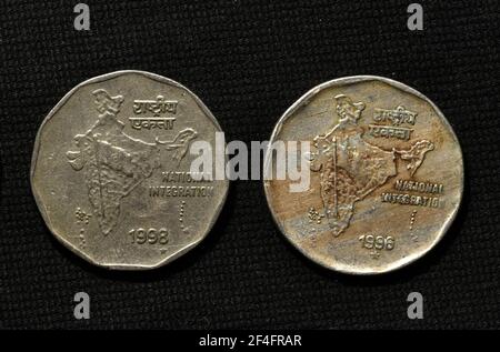 Indische Münzen Bilder. Münzen in Indien werden derzeit in Stückelungen von einer Rupie, zwei Rupien und fünf Rupien, 10 Rupien ausgegeben. Stockfoto