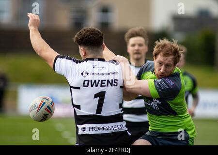 Llanelli, Großbritannien. März 2021, 21st. Phil Cowburn von West Wales Raiders (R) in Aktion gegen Jack Owens von Widnes Vikings (L) Betfred Challenge Cup, Round One Match, West Wales Raiders gegen Widnes Vikings im Stebonheath Park in Llanelli, Wales am Sonntag, 21st. März 2021. Dieses Bild darf nur für redaktionelle Zwecke verwendet werden. Nur redaktionelle Verwendung, Lizenz für kommerzielle Nutzung erforderlich. Keine Verwendung in Wetten, Spiele oder ein einzelner Club / Liga / Spieler Publikationen. PIC von Lewis Mitchell / Andrew Orchard Sport Fotografie / Alamy Live News Kredit: Andrew Orchard Sport Fotografie / Alamy Live News Stockfoto