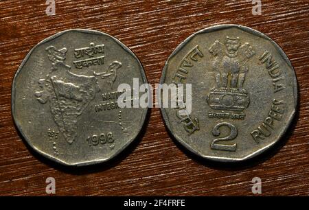 Indische Münzen Bilder. Münzen in Indien werden derzeit in Stückelungen von einer Rupie, zwei Rupien und fünf Rupien, 10 Rupien ausgegeben. Stockfoto