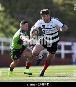 Widnes Vikings' Adam Lawton (rechts) kommt während des Betfred Challenge Cup Spiels im Stebonheath Park, Llanelli, von West Wales Raiders' Rangi Chase weg. Bilddatum: Sonntag, 21. März 2021. Stockfoto