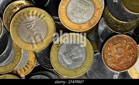 Indische Münzen Bilder. Münzen in Indien werden derzeit in Stückelungen von einer Rupie, zwei Rupien und fünf Rupien, 10 Rupien ausgegeben. Stockfoto