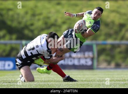 Calum O'Neill von Widnes Vikings (links) stellt sich während des Betfred Challenge Cup-Spiels im Stebonheath Park, Llanelli, gegen die West Wales Raiders' Rangi Chase. Bilddatum: Sonntag, 21. März 2021. Stockfoto