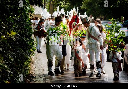 KIRTLINGTON LAMB ALE MORRIS DANCING FESTIVAL, OXFORDSHIRE.DAS VILLAGE FESTIVAL, DAS AUF DAS FRÜHE JAHR 1600S ZURÜCKGEHT, GILT ALS EINES DER LETZTEN VERBLEIBENDEN FESTIVALS SEINER ART IM LAND. 24/5/02 Stockfoto