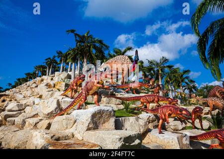 Nong Nooch Garden, PATTAYA, THAILAND - 1. April 2020: Dinosaur Valley? In Nong Nooch Tropical Botanical Garden, Pattaya, Thailand. Stockfoto