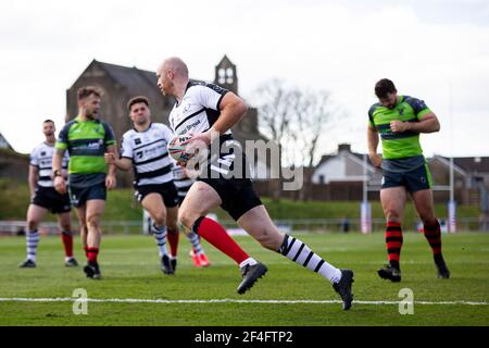 Llanelli, Großbritannien. März 2021, 21st. Shane Grady von Widnes Vikings punktet seine Seiten erster Versuch Betfred Challenge Cup, Round One Match, West Wales Raiders gegen Widnes Vikings im Stebonheath Park in Llanelli, Wales am Sonntag, 21st. März 2021. Dieses Bild darf nur für redaktionelle Zwecke verwendet werden. Nur redaktionelle Verwendung, Lizenz für kommerzielle Nutzung erforderlich. Keine Verwendung in Wetten, Spiele oder ein einzelner Club / Liga / Spieler Publikationen. PIC von Lewis Mitchell / Andrew Orchard Sport Fotografie / Alamy Live News Kredit: Andrew Orchard Sport Fotografie / Alamy Live News Stockfoto