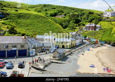 Walisisches Küstendorf Llangranog an der Küste der Cardigan Bucht Ceredigion bei Sommersonne. Stockfoto