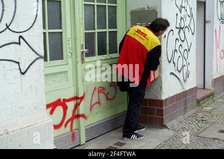 Paketdienstleister von DHL in Berlin Stockfoto