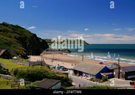 Blick auf den Strand im kleinen Waliser Küstendorf Tresaith im Sommer Stockfoto