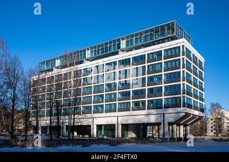 Munkkiniemen puistotie 25. Der ehemalige Hauptsitz der Kone Corporation, entworfen vom Architekten Keijo Petäkä, wurde in ein Wohngebäude in Helsinki, Finnland, umgewandelt. Stockfoto