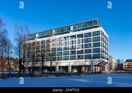 Munkkiniemen puistotie 25. Der ehemalige Hauptsitz der KONE Corporation wurde von Keijo Petäkä (1973) entworfen und ist heute ein Wohngebäude in Helsinkii, Finnland. Stockfoto