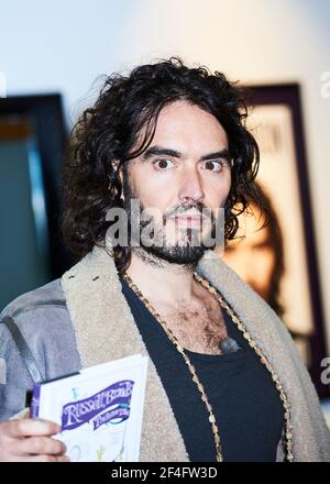 Russell Brand Fotocall und Buchunterzeichnung für sein neuestes Buch Revolution, bei Waterstones, Piccadilly, London Stockfoto