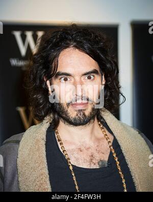 Russell Brand Fotocall und Buchunterzeichnung für sein neuestes Buch Revolution, bei Waterstones, Piccadilly, London Stockfoto