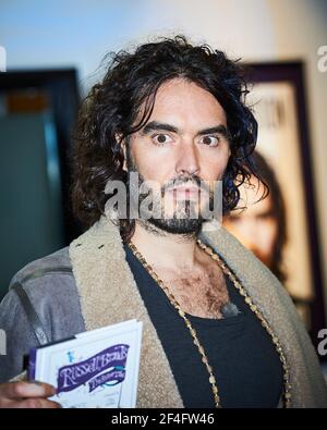 Russell Brand Fotocall und Buchunterzeichnung für sein neuestes Buch Revolution, bei Waterstones, Piccadilly, London Stockfoto