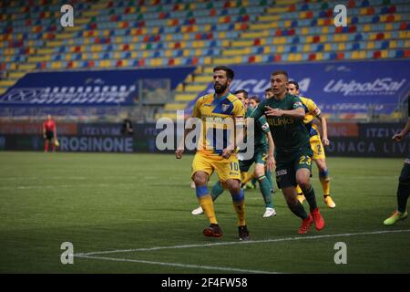 Frosinone, Italien. März 2021, 20th. Benito Stirpe Stadium, Lecce besiegte Frosinone 3-0 für das Spiel 30th der italienischen Serie B in Frosinone, Italien am 20. März 2021. In diesem Bild Pietro Iemmello und John Bjorkengren (Foto: Paolo Pizzi/Pacific Press/Sipa USA) Quelle: SIPA USA/Alamy Live News Stockfoto