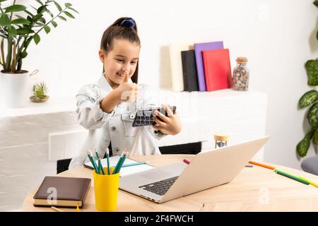 Menschen, Kinder und Technik-Konzept - Mädchen mit Laptop-Computer und Smartphone Selfie oder mit Videoanruf Stockfoto