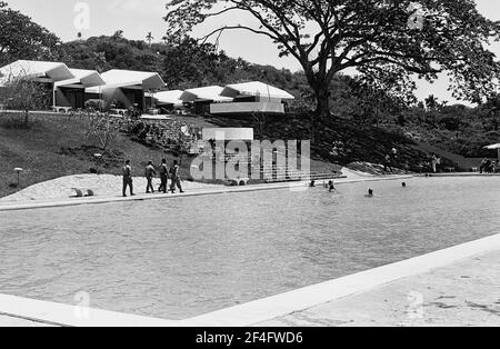 Pool im Resort, Pinar del Rio, Kuba, 1964. Aus der Sammlung Deena Stryker Photographs. () Stockfoto