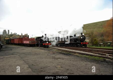 '30053' sitzt im Warenhof von Corfe Castle als '30120' und 'Manston' Doppelkopf durch den Bahnhof. Stockfoto