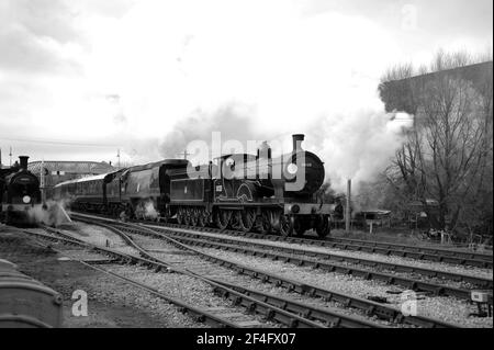 '30053' sitzt im Warenhof von Corfe Castle als '30120' und 'Manston' Doppelkopf durch den Bahnhof. Stockfoto