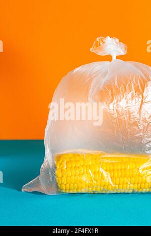 Maiskolben in einer Plastiktüte auf einem hellen Hintergrund. Stockfoto
