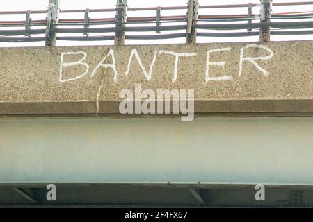 Das Wort 'Geplänkel' auf einer Autobahnbrücke Stockfoto
