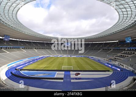 Berlin, Deutschland. März 2021, 21st. Fußball: Bundesliga, Hertha BSC - Bayer Leverkusen, Matchday 26 im Olympiastadion. Ein Blick auf das leere Stadion vor dem Start des Spiels. WICHTIGER HINWEIS: Gemäß den Bestimmungen der DFL Deutsche Fußball Liga und des DFB Deutscher Fußball-Bund ist es untersagt, im Stadion und/oder des Spiels aufgenommene Fotos in Form von Sequenzbildern und/oder videoähnlichen Fotoserien zu verwenden oder zu verwenden. Quelle: Soeren Stache/dpa-Zentralbild/Pool/dpa/Alamy Live News Stockfoto