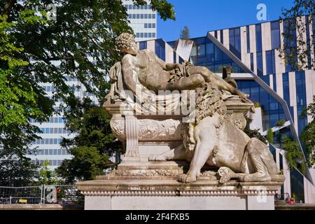 Denkmal des Bildhauers Karl Hilgers (1844 - 1925), enthüllt am 18. Oktober 1892. Es befindet sich im Hofgarten, Deutschlands ältestem öffentlichen Park. Stockfoto