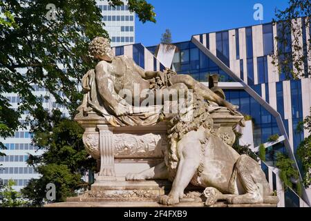 Denkmal des Bildhauers Karl Hilgers (1844 - 1925), enthüllt am 18. Oktober 1892. Es befindet sich im Hofgarten, Deutschlands ältestem öffentlichen Park. Stockfoto