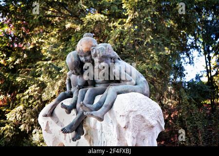 Nachbildung des „Märchenbrunnens“, „errichtet am 16. November 1905 im öffentlichen Park „Hofgarten“ vom französischen Bildhauer Max Blondat. Stockfoto