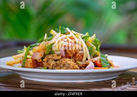 Würziger Mangosalat mit Krabben aus weicher Muschel - beliebt Thai Essen in Thailand Stockfoto