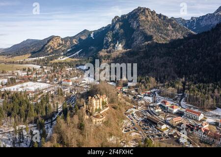 Luftdrohnenaufnahme von Hohenschwangau in Füssen mit Blick auf Schloss Neuschwanstein in Deutschland Winter Stockfoto